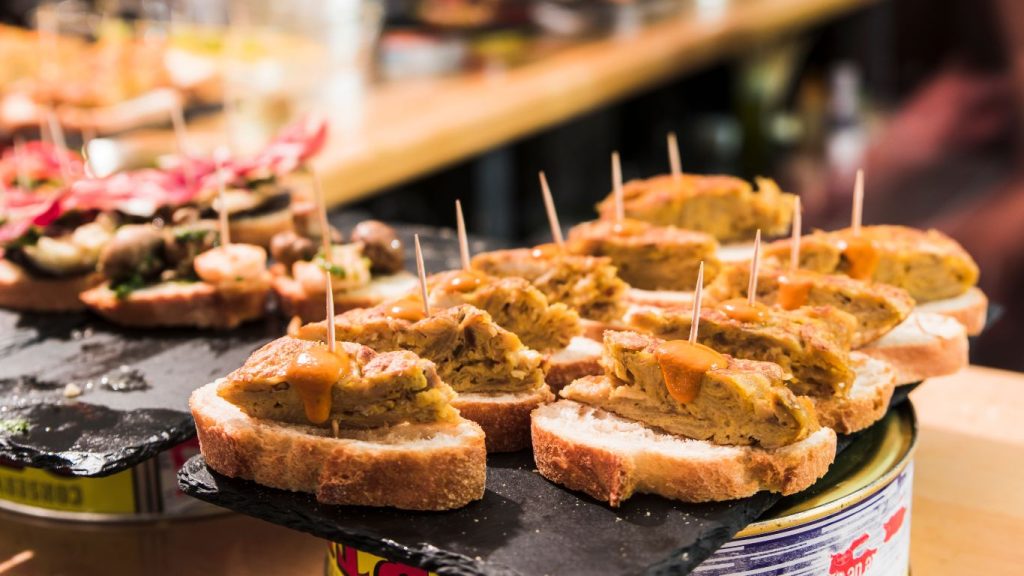 pintxos vascos tipicos con aceite de oliva